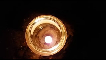 Sem iluminação pública, moradores colocam velas na rua "Aqui tem que andar de lanterna"