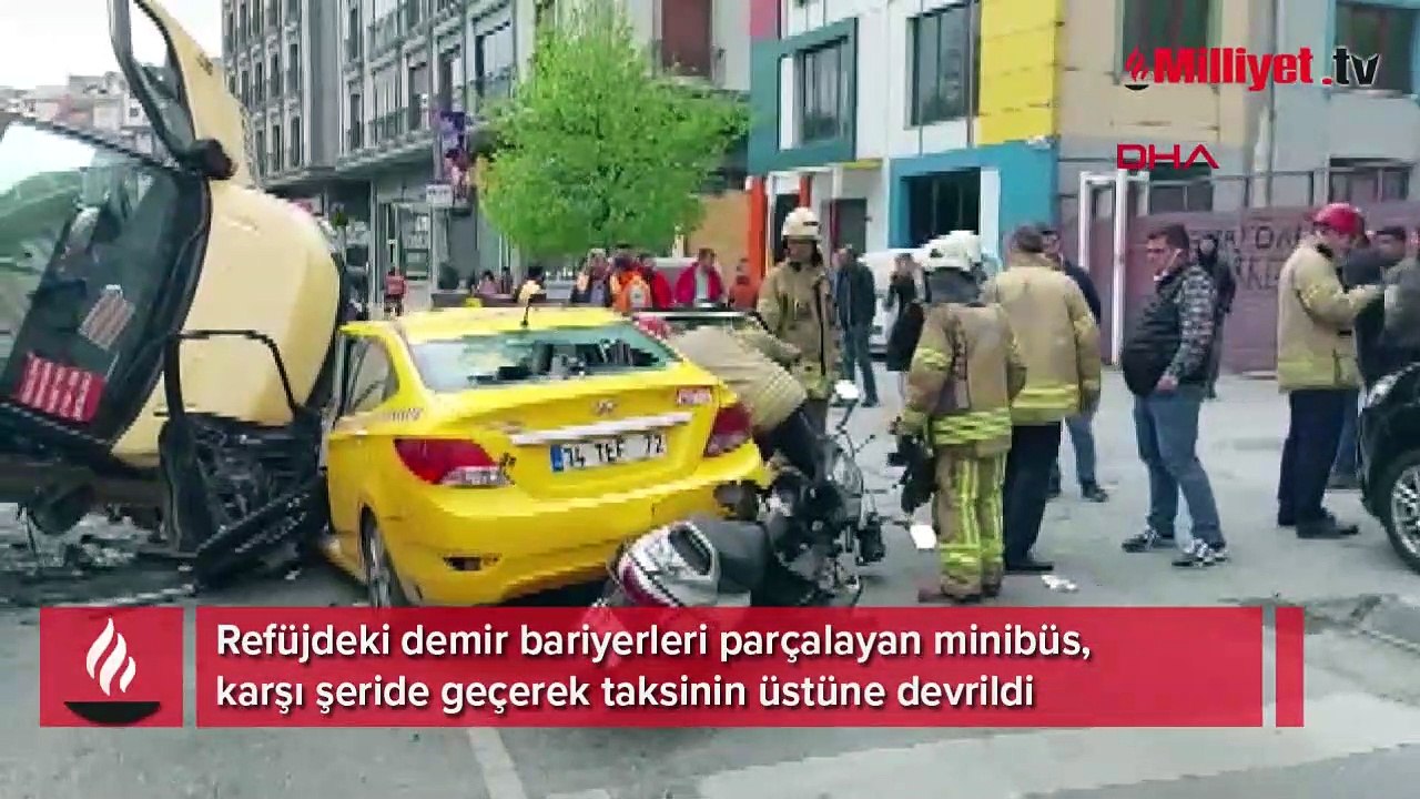 Eyüpsultan'da feci kaza! Minibüs taksinin üstüne devrildi