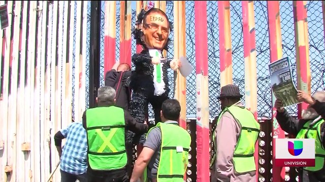 Activistas y migrantes quemaron piñatas en forma del expresidente Donald Trump y de funcionarios de México.