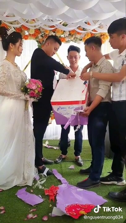 Hảo bạn thân hiếm có khó tìm: mang hẳng thùng tiền lẻ mừng cưới, cô dâu chú rể chuyến nay đếm mệt nghỉ