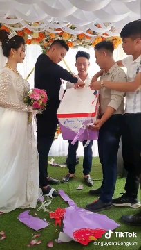 Hảo bạn thân hiếm có khó tìm: mang hẳng thùng tiền lẻ mừng cưới, cô dâu chú rể chuyến nay đếm mệt nghỉ
