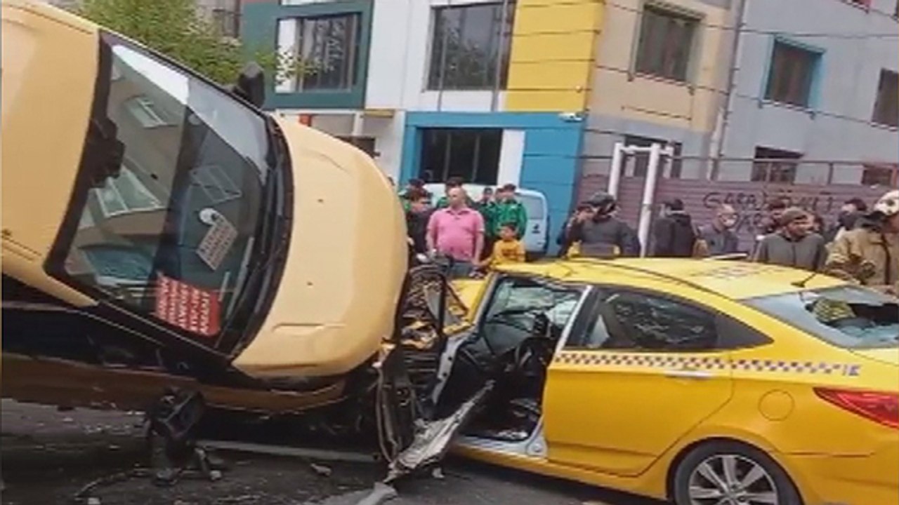 Eyüpsultan'da minibüs taksinin üzerine devrildi