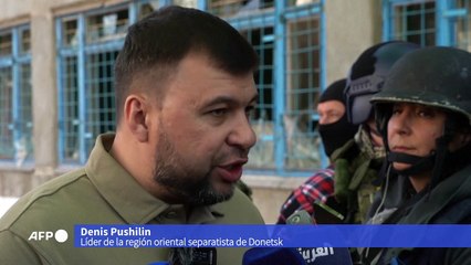 Devastación en el puerto de Mariúpol, con fondo de bombardeos contra reducto de resistencia