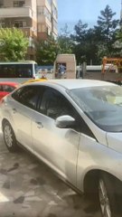 Yol vermeme tartışması kavgaya dönüştü! Minibüs şoföründen tır sürücüsüne yumruklu saldırı