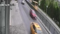 Eyüpsultan'da feci kaza; karşı şeride geçen minibüs taksiye çarptı