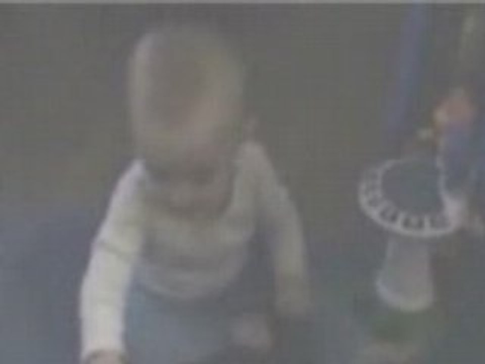 Un bébé à peur du pet de son père