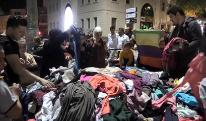 Ekmekten ucuz kıyafet sattı, bayram alışverişine çıkanlar hücum etti