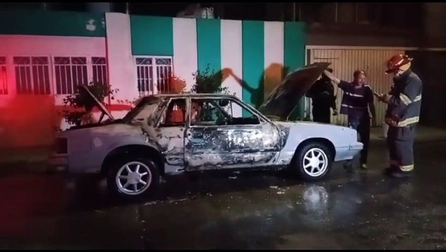 Vehículo arde en llamas en la colonia Lomas del Paraíso