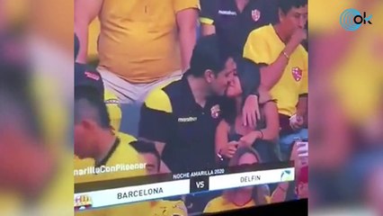 Una cámara de un estadio pilla una infidelidad