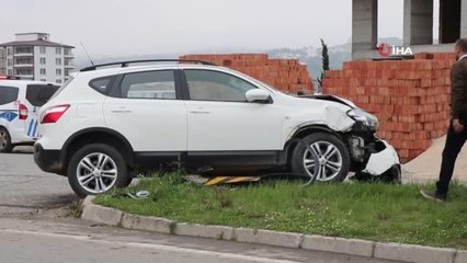 Son dakika haberi... Kaza yapan iki araç refüje çıktı: 2 yaralı