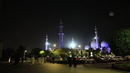 Şeyh Zayed Ulu Camii'nde gece namazı