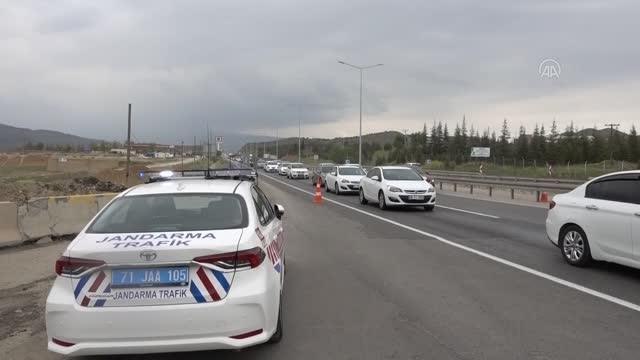 KIRIKKALE - Kilit kavşak Kırıkkale'de bayram öncesi trafik yoğunluğu arttı