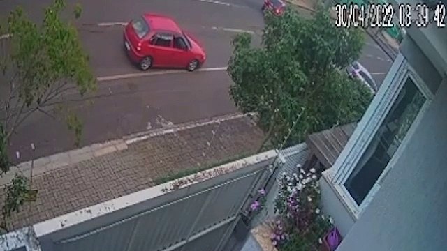 Veja por outro ângulo: forte colisão deixa veículos destruídos