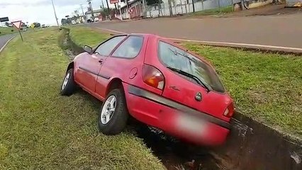 Veículo Fiesta cai na canaleta da BR-277 em Cascavel; condutor deixou no local