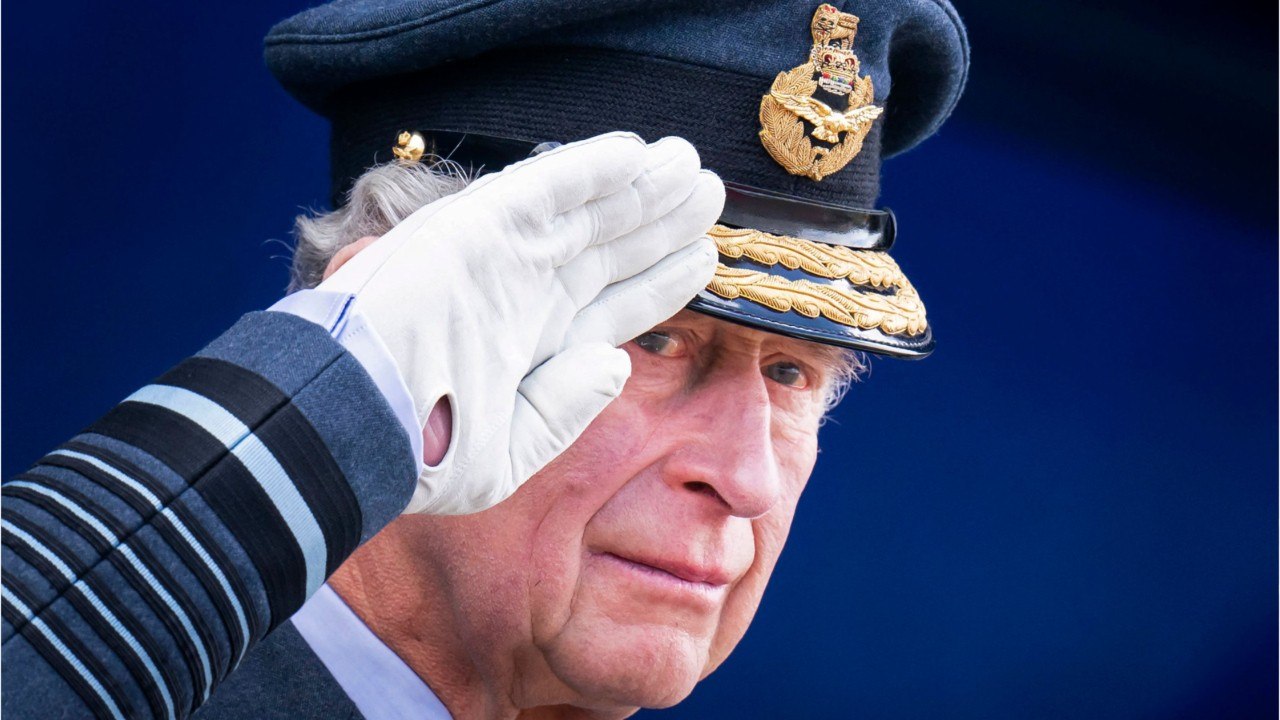 VOICI : Prince Charles : pourquoi le fils d’Elizabeth II est-il surnommé le “prince maudit” ?
