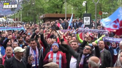 Trabzonsporlu taraftarlar kutlamalara erken başladı