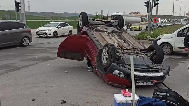 Kırmızı ışıkta bekleyen araca çarpan otomobil ters döndü: 3'ü çocuk 4 yaralı