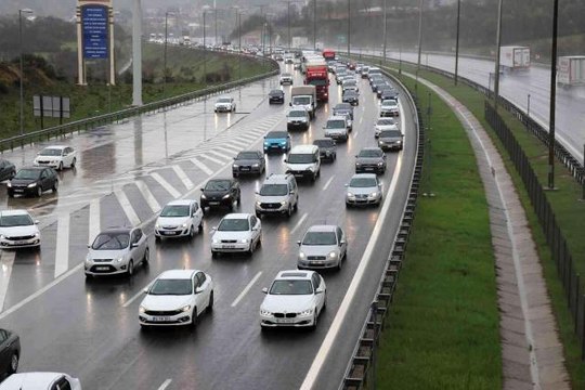 Bolu'da, TEM Otoyolu ve D100 Karayolu'nda bayram trafiği başladı