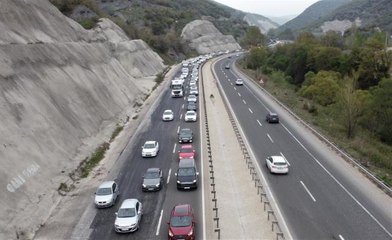 Bilecik-Eskişehir yolundaki araç yangını ulaşımı aksattı
