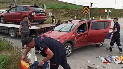 Kırmızı ışıkta bekleyen araca çarpan otomobil ters döndü