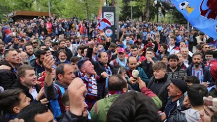 Şampiyonluk kutlamalarına damga vuran taraftar! Eşini hastanede bırakıp, Trabzon'a geldi