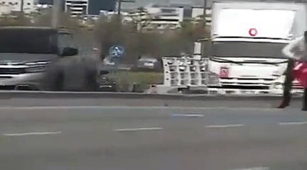 Yolun ortasında aracını durdurdu, yere d