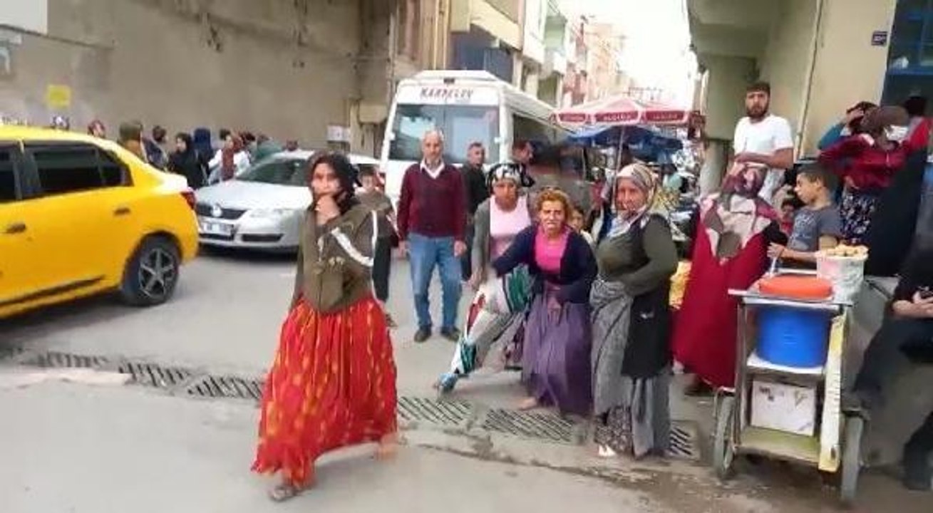 TIRNAKÇILIK YAPARKEN YAKALANAN KADINLAR ESNAFA SALDIRDI