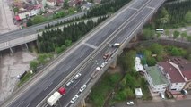 (DRONE) Devrilen kamyonet Anadolu Otoyolu'nun Kocaeli kesiminde ulaşımı aksattı