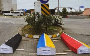 Trabzon’da bir garip kutlama... Tabutları denize attılar