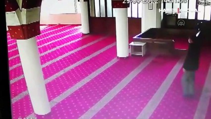 Karabük'ün Eflani ilçesinde camiden hırsızlık anları kameralara yansıdı