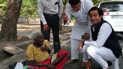 पूर्व मंत्री जयवर्धन सिंह और कांग्रेस विधायक का 100 वर्षीय बुजुर्ग के साथ दरियादिली का वीडियो वायरल