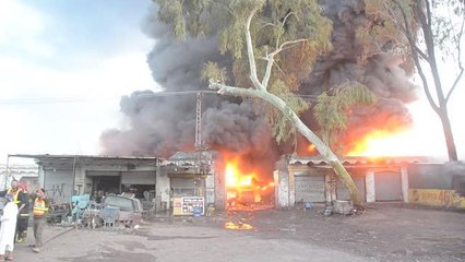 Akaryakıt tankerlerinin bulunduğu alanda yangın