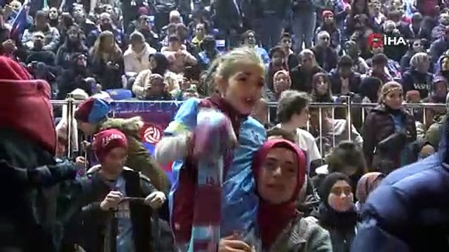 Stada giremeyen binlerce taraftar dev ekranlardan maçı izlediler