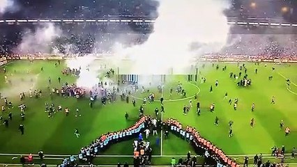 Trabzonspor taraftarı, son düdük çalmadan önce sahaya girdi!