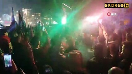 Trabzonsporlu taraftarların Taksim'de şampiyonluk coşkusu