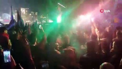 Trabzonsporlu taraftarların Taksim'de şampiyonluk coşkusu