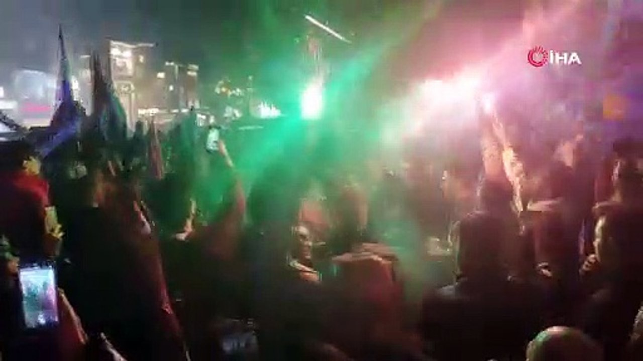 Trabzonsporlu taraftarların Taksim'de şampiyonl...