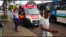 Motociclista fica ferido após bater contra ônibus na Rua Souza Naves colisão entre um ônibus e uma moto ocorre