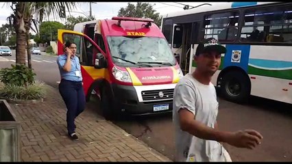 Motociclista fica ferido após bater contra ônibus na Rua Souza Naves colisão entre um ônibus e uma moto ocorre