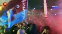 Trabzonsporlu taraftarların Taksim’de şampiyonluk coşkusu