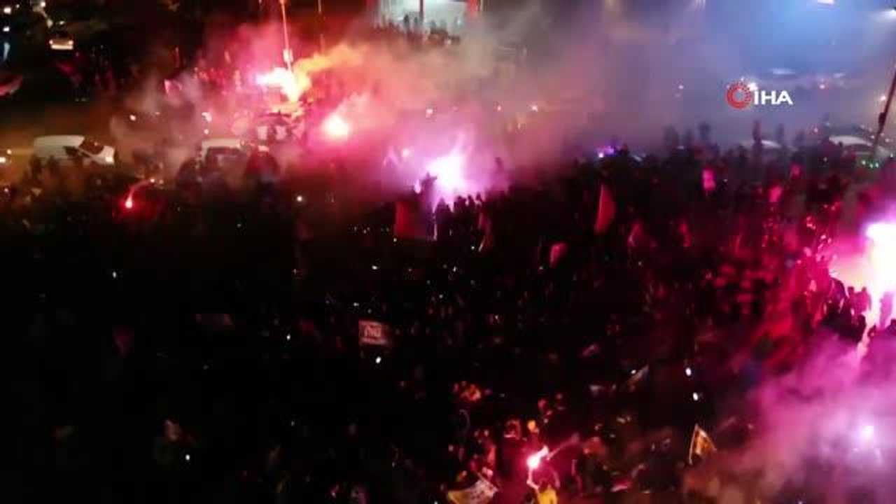 Üsküdar'da bordo-mavili taraftarların 38 yıl sonra gelen şampiyonluk sevinci