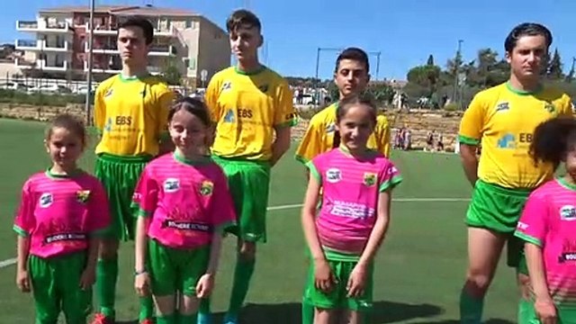 Entrée des filles avec l'équipe U16 pour le match de coupe le 30/04/2022