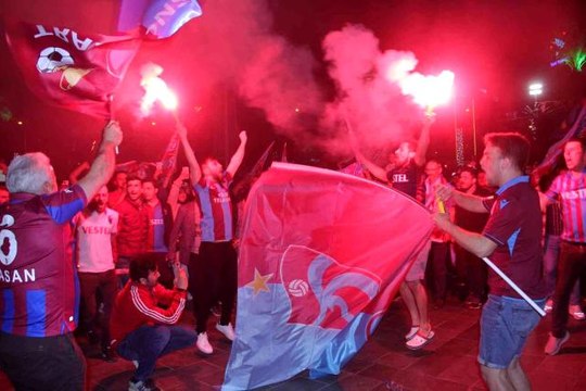 İzmir'de Trabzonspor'un şampiyonluğu coşkuyla kutlandı