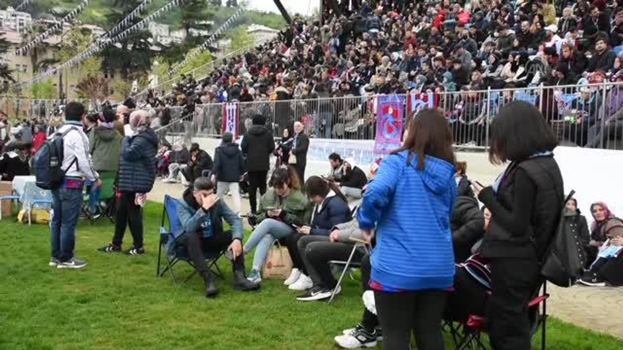 Trabzonspor taraftarı, Antalyaspor maçını meydanlarda izledi