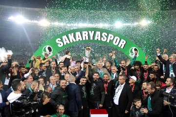 Sakaryaspor taraftarı şampiyonluğu kutluyor