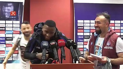 Siopis, Bakasetas ve Hugo'dan rörportaja müdahale