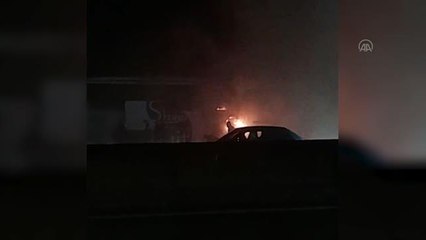 Otobüste çıkan yangını, yoldan geçen yangın eğitim uzmanı söndürdü