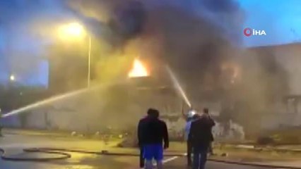 Akaryakıt istasyonunun yanında tutuşan lastikler paniğe neden oldu