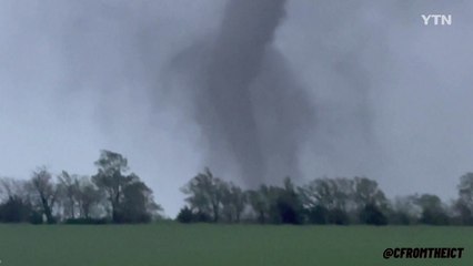 美 캔자스주서 강력한 토네이도...건물 수십채 파괴 / YTN