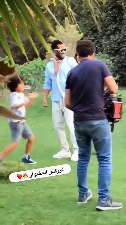محمد رمضان يرقص حاملا دينا الشربيني في كواليس ا...